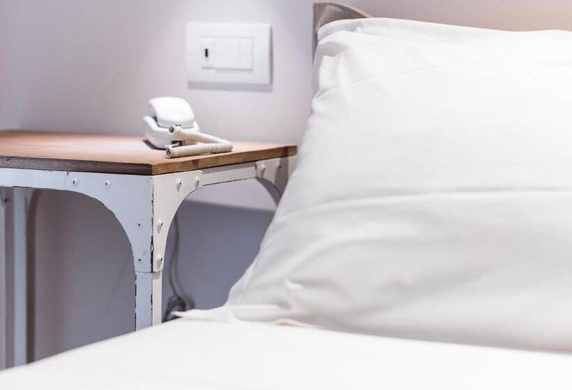 غرفة قياسية ثلاثية, Mane Boutique