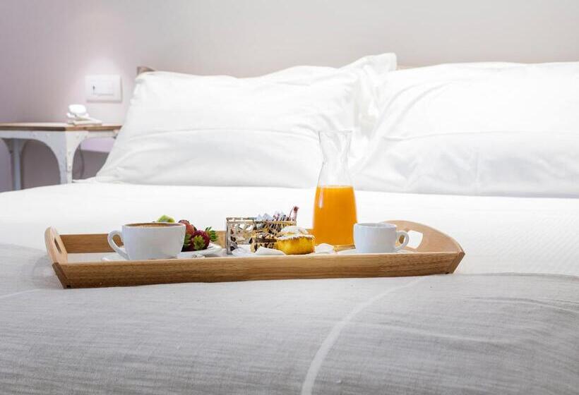 غرفة قياسية ثلاثية, Mane Boutique