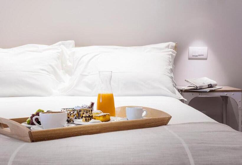 غرفة قياسية ثلاثية, Mane Boutique