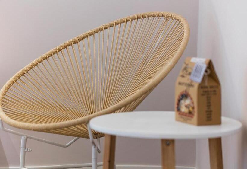 غرفة قياسية ثلاثية, Mane Boutique