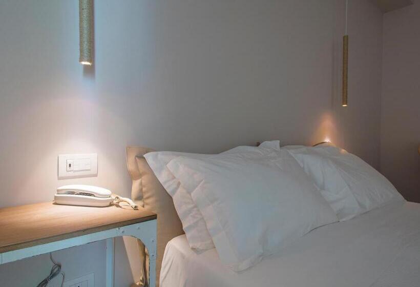 غرفة قياسية ثلاثية, Mane Boutique