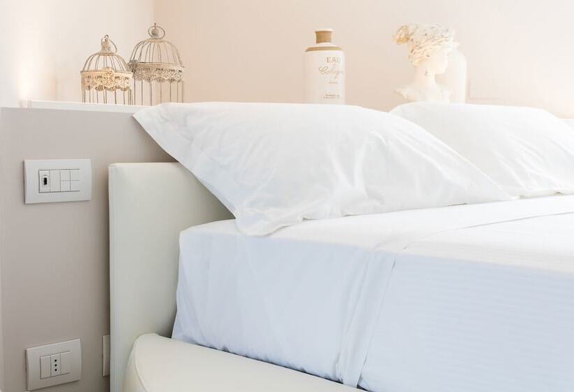 غرفة قياسية ثلاثية, Mane Boutique