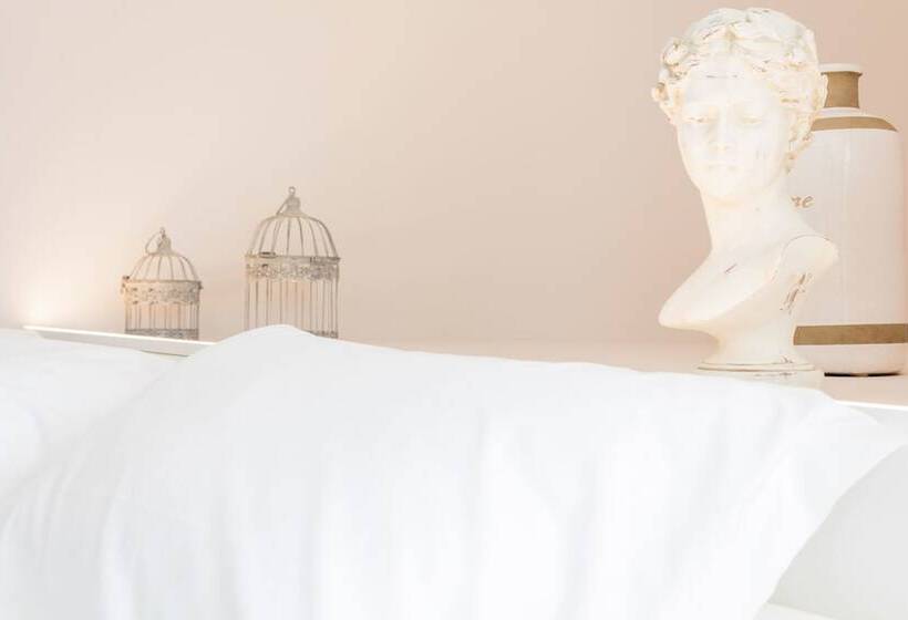 غرفة قياسية ثلاثية, Mane Boutique