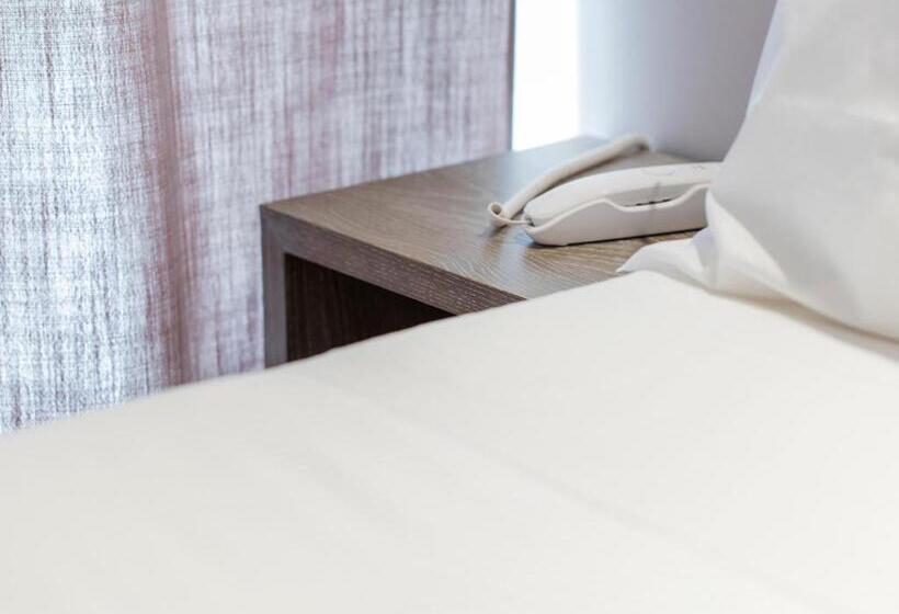 غرفة قياسية ثلاثية, Mane Boutique