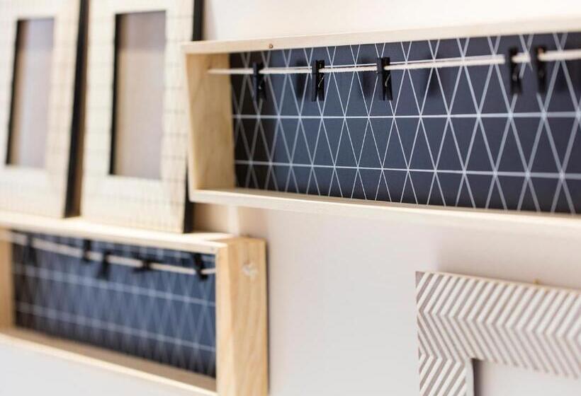 غرفة قياسية ثلاثية, Mane Boutique