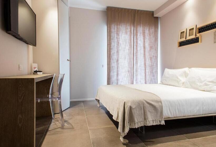 غرفة قياسية ثلاثية, Mane Boutique