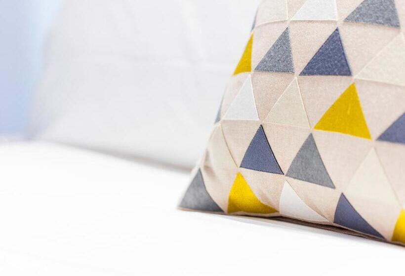 غرفة قياسية ثلاثية, Mane Boutique