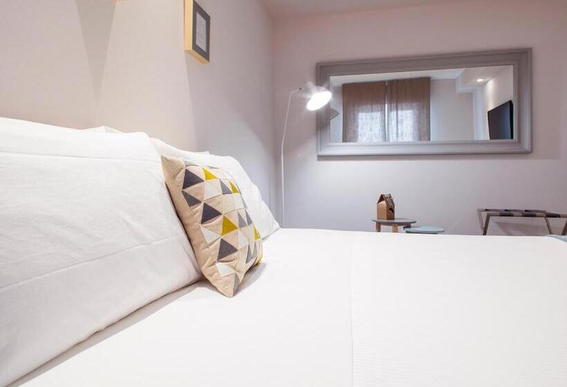 غرفة قياسية ثلاثية, Mane Boutique