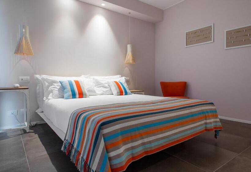 غرفة قياسية ثلاثية, Mane Boutique