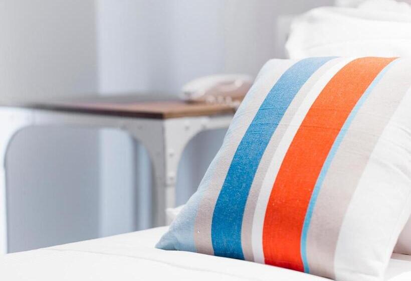 غرفة قياسية ثلاثية, Mane Boutique