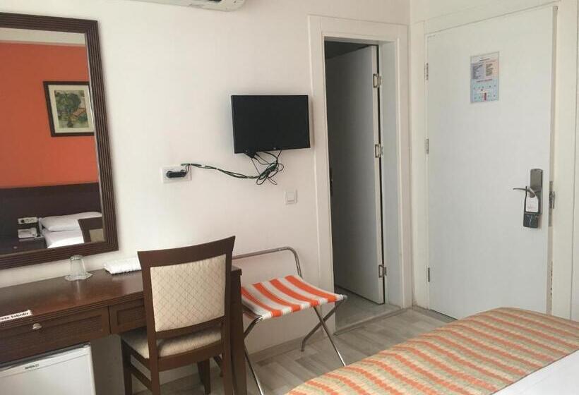 اتاق استاندارد سه نفره, Mutado