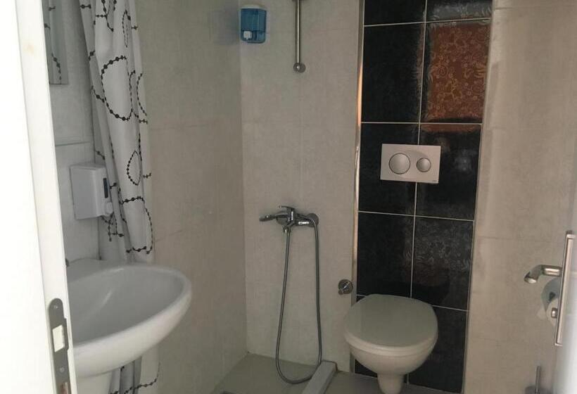 اتاق استاندارد سه نفره, Mutado