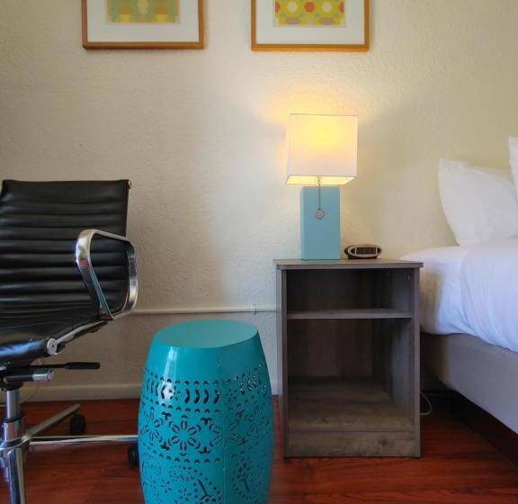 استودیو استاندارد با تخت کینگ, Rocket Inn