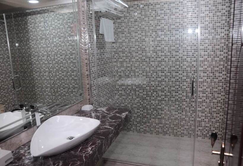 חדר דלוקס, The Raso