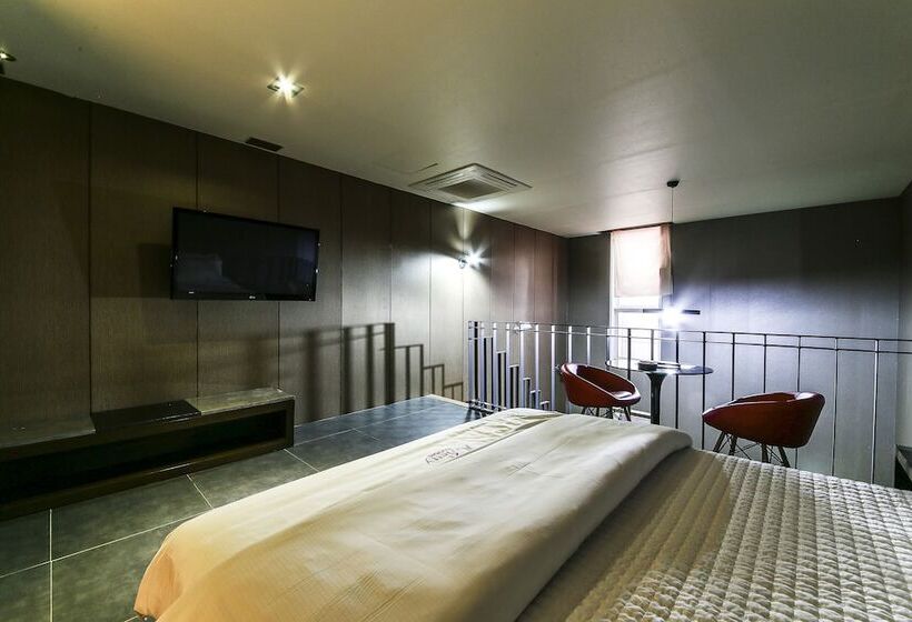 듀플렉스 스위트, Arrietty Motel