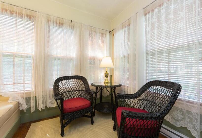 Люкс Deluxe Кровать Кинг, The Elmhurst Inn