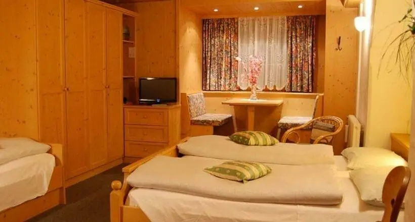 اتاق استاندارد چهار تخته, Albergo Genziana