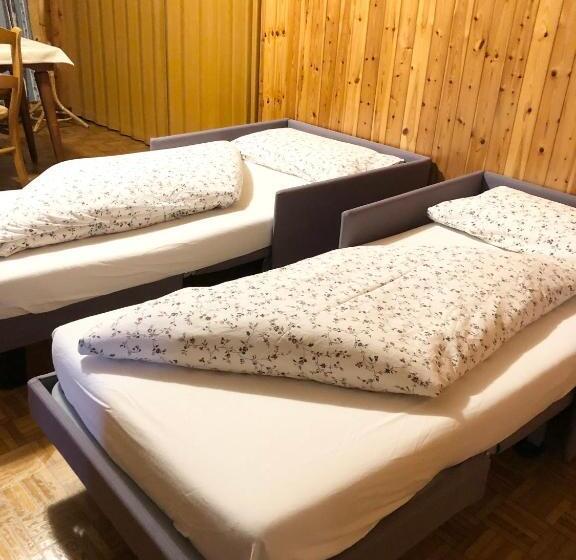 חדר משפחתי, Flora Alpina