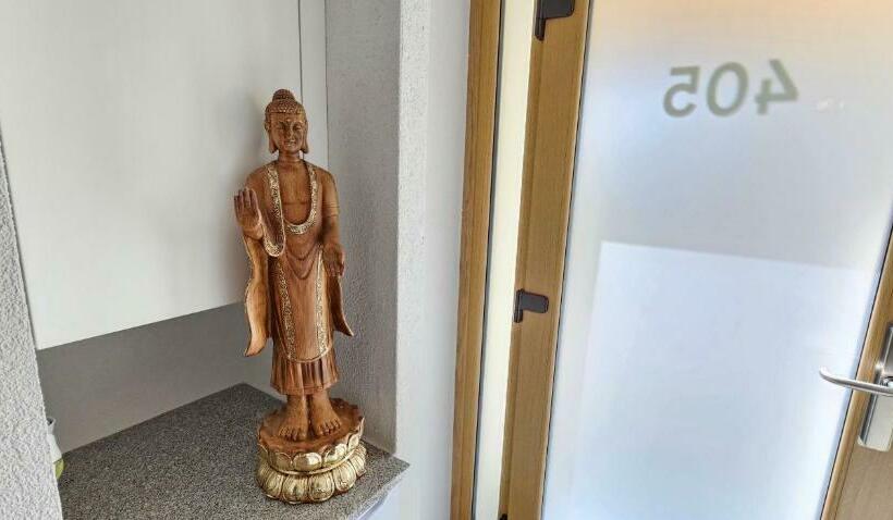 חדר סטנדרט, The River Village