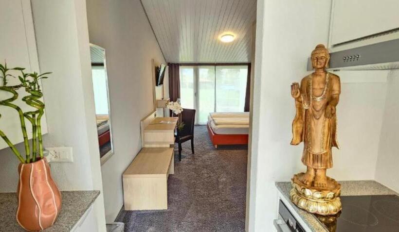 חדר סטנדרט, The River Village