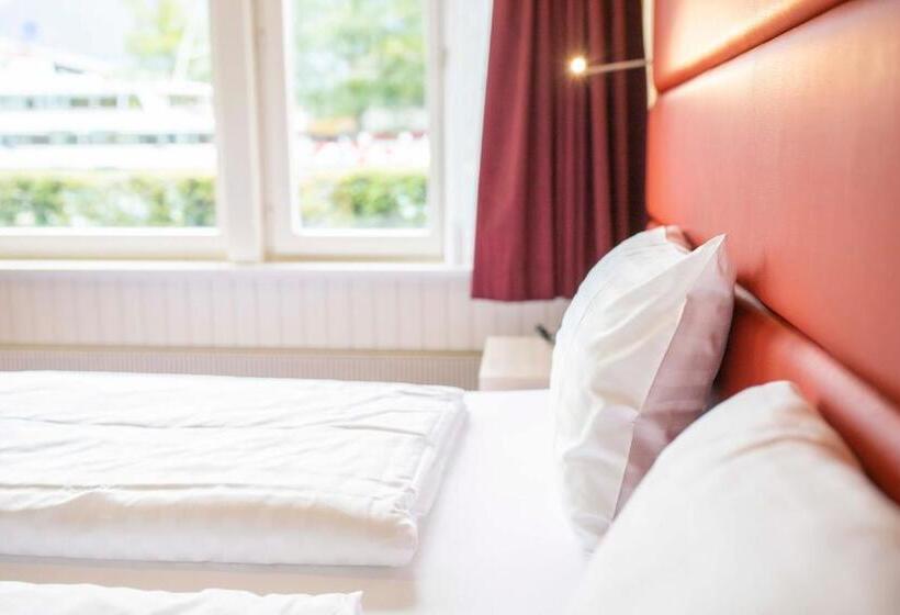 חדר אקונומי, The River Village