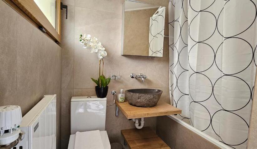 חדר סטנדרט, The River Village