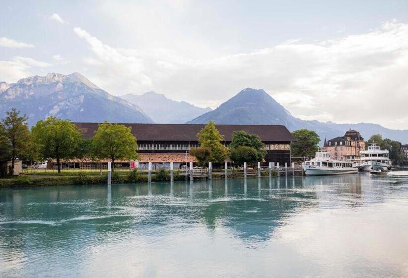 غرفة سوبيريور مطلّة علي النهر, The River Village