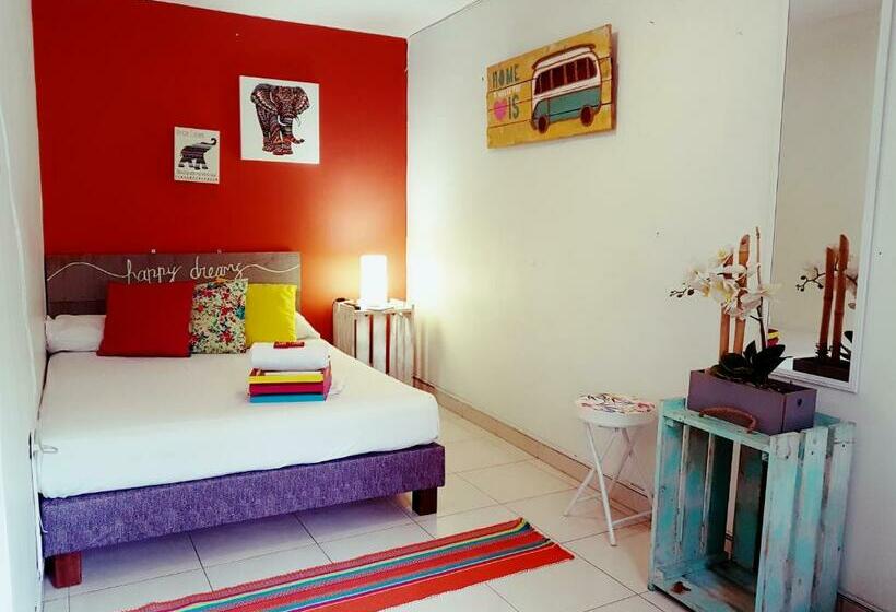 Standart Oda, The Pelican Larry Hostel