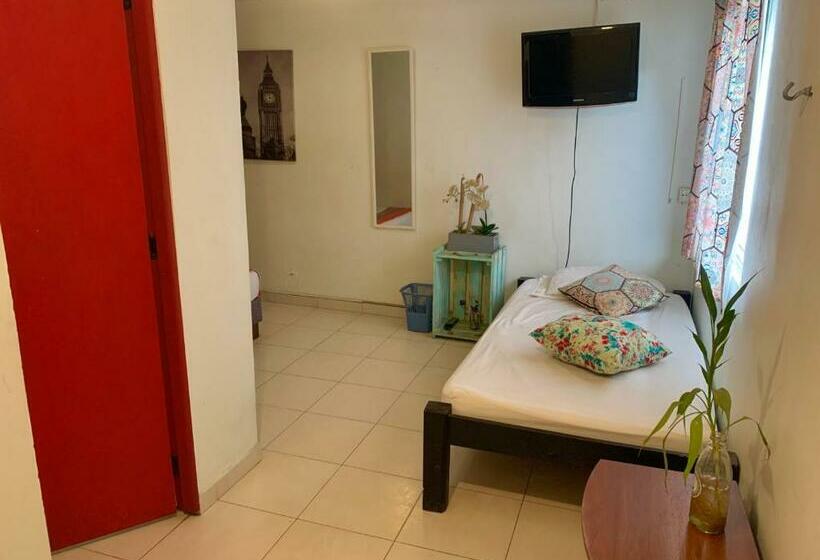 Standart Oda, The Pelican Larry Hostel