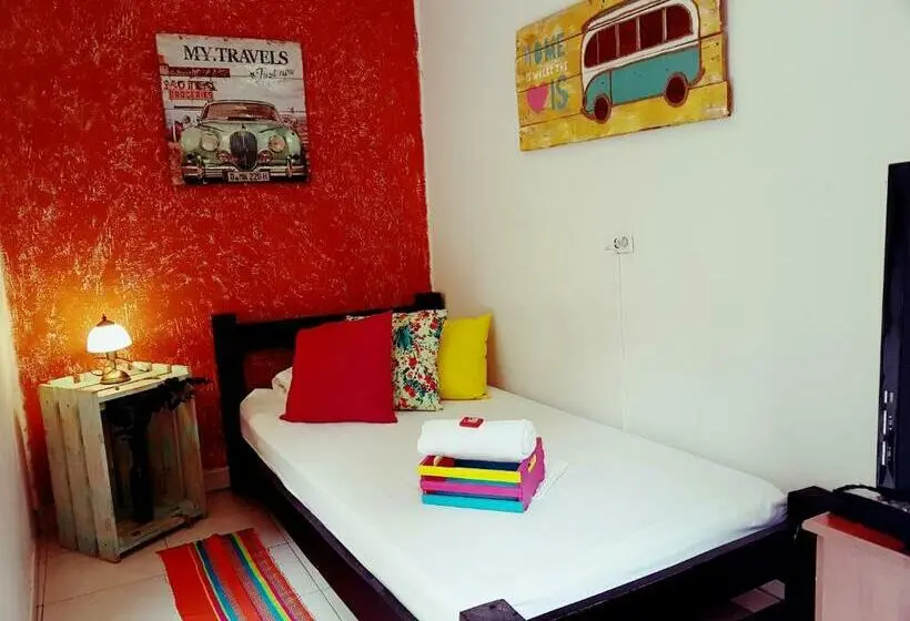 バスルーム共有のシングルスタンダード, The Pelican Larry Hostel