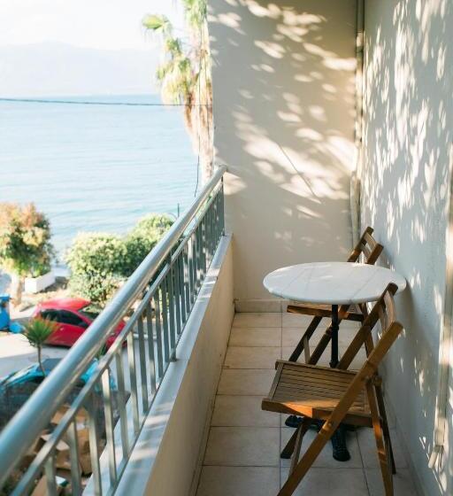 חדר סטנדרט לשלושה, Plaz