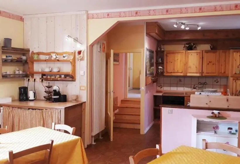 庭の見える１ベッドルームアパートメント, B&b Al Larice