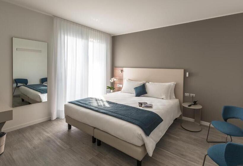 Люкс 2 Спальни, Hesperia Hotel & Residence