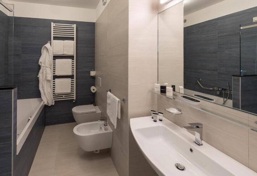 Апартаменты Deluxe 2 Спальни, Hesperia Hotel & Residence