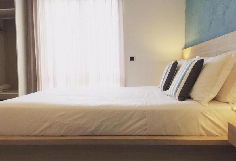 غرفة قياسية مطلّة علي البحر مزوَّدة بشُرفة, Corallo