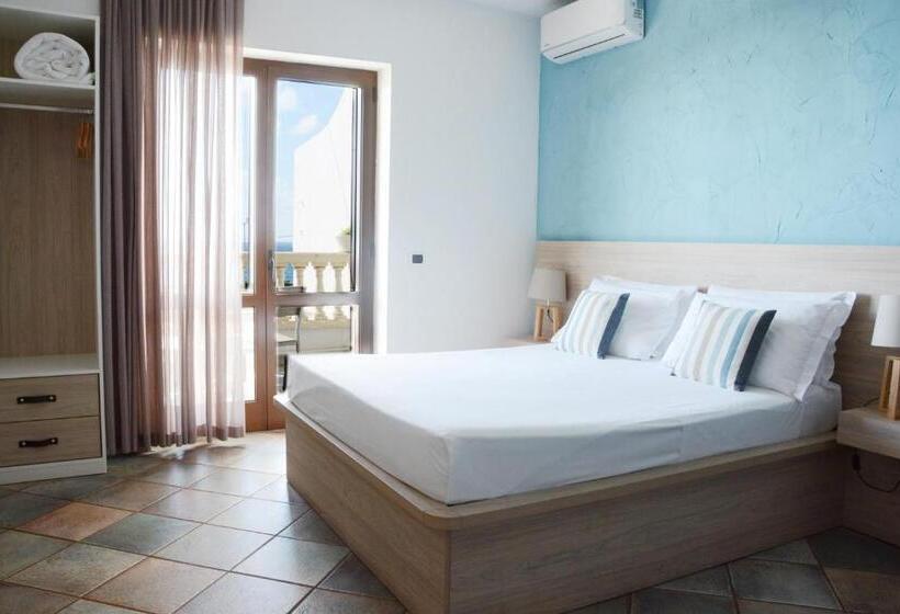 غرفة قياسية مطلّة علي البحر مزوَّدة بشُرفة, Corallo