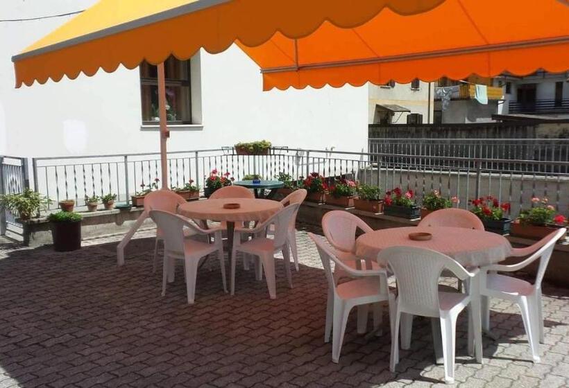 חדר סטנדרט לשלושה, Galles