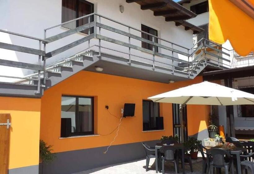 חדר סטנדרט לשלושה, Galles