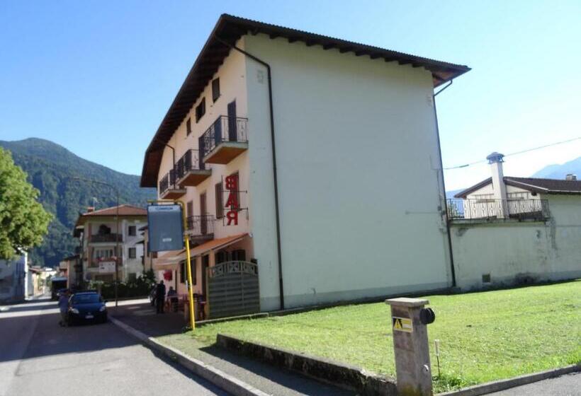 חדר סטנדרט לשלושה, Galles