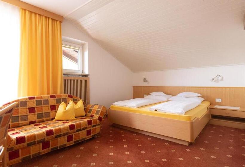 Номер Стандарт Вид на Бассейн, Garni Juval