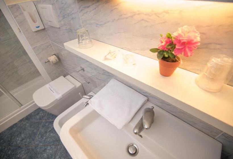 패밀리 룸, La Buca Del Gatto