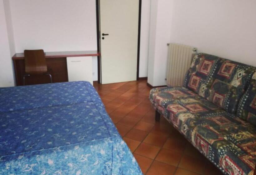 غرفة كومفورت ثلاثية, La Romantica