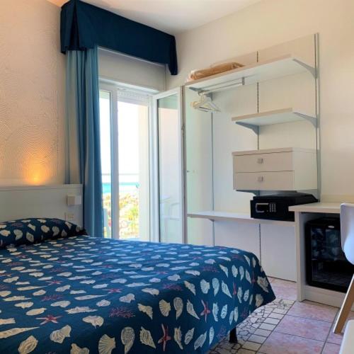 غرفة قياسية مزوَّدة بشُرفة إطلالة جانبية علي البحر, Nizza Frontemare Superior 3 Stelle