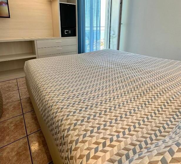 غرفة قياسية مزوَّدة بشُرفة إطلالة جانبية علي البحر, Nizza Frontemare Superior 3 Stelle