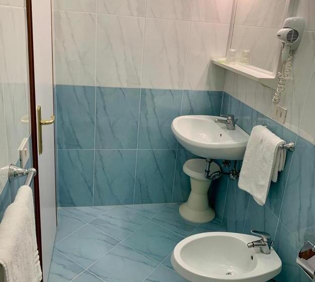 غرفة قياسية ثلاثية ذات إطلالة جانبية على البحر, Nizza Frontemare Superior 3 Stelle