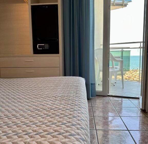 غرفة قياسية ثلاثية ذات إطلالة جانبية على البحر, Nizza Frontemare Superior 3 Stelle