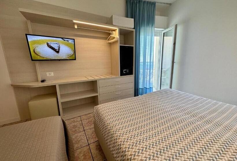 غرفة قياسية ثلاثية ذات إطلالة جانبية على البحر, Nizza Frontemare Superior 3 Stelle