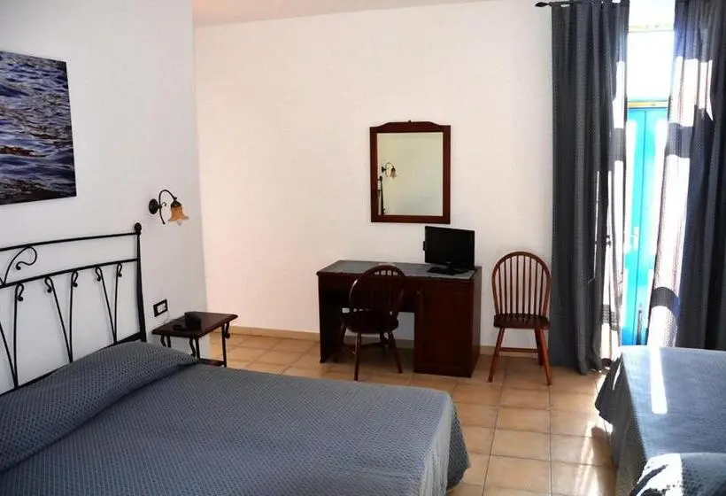 Standard Kolmen Hengen Huone, Punta Barone