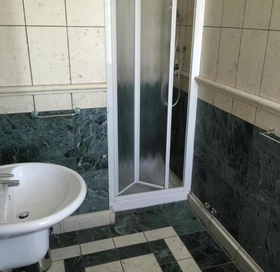 غرفة قياسية ثلاثية, Ristorante Il Pirata