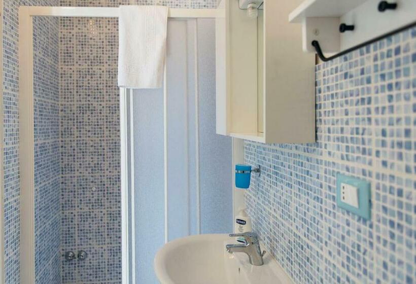 اتاق استاندارد با بالکن و چشم‌انداز دریا, Azzurromare